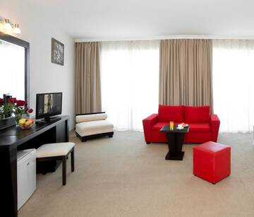 Семейный номер с балконом в Отеле Calypso Hotel - All Incluisve